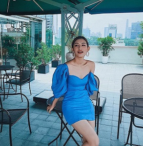 Sau khi nổi tiếng không lâu, Emmy Nguyễn xuất hiện với vai trò diễn viên của bộ phim Vệ sĩ, tiểu thư và thằng khờ.