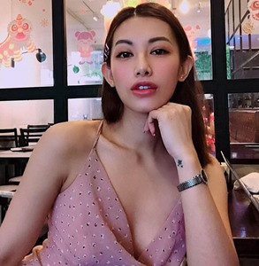 Nếu như khi lên sóng, Emmy thường lựa chọn những bộ váy kín đáo theo phong cách công sở thì ngoài đời, cô nàng lại biến hóa với phong cách rất đa dạng.