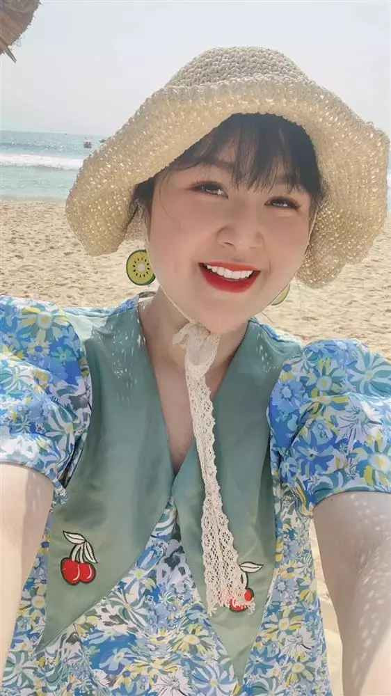 Tôi cũng đã chuyển sang uống thuốc giảm cân nhưng chỉ giảm nước, khi dừng thuốc uống nước bình thường thì lại tăng cân như xưa. Tôi muốn đẹp hơn. Tôi hi vọng phẫu thuật, hút đi lớp mỡ dưới da thì tôi mới tự tin hơn. Tôi cũng tin phẫu thuật sẽ giúp cuộc đời tôi thay đổi". Thuỷ Tiên chia sẻ thêm.