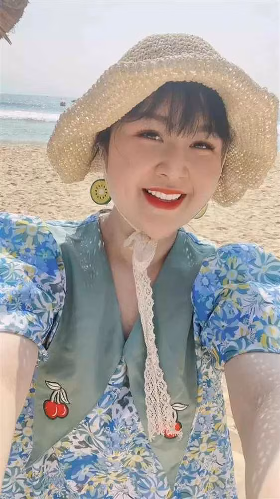 Tôi cũng đã chuyển sang uống thuốc giảm cân nhưng chỉ giảm nước, khi dừng thuốc uống nước bình thường thì lại tăng cân như xưa. Tôi muốn đẹp hơn. Tôi hi vọng phẫu thuật, hút đi lớp mỡ dưới da thì tôi mới tự tin hơn. Tôi cũng tin phẫu thuật sẽ giúp cuộc đời tôi thay đổi". Thuỷ Tiên chia sẻ thêm.