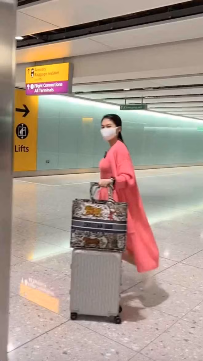Bên cạnh việc check-in đều đặn trong suốt chuyến đi, mới đây Ngọc Thanh Tâm còn làm 1 clip kể lại hành trình từ lúc ra sân bay đến những địa điểm đã đến ở Anh.