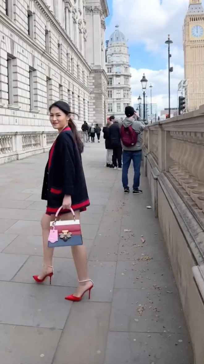 Dù clip của ái nữ hội con nhà giàu Việt chỉ vỏn vẹn 20s nhưng cô nàng đã khoe hẳn 5 chiếc túi hiệu và đều có giá từ hàng trăm triệu trở lên.
