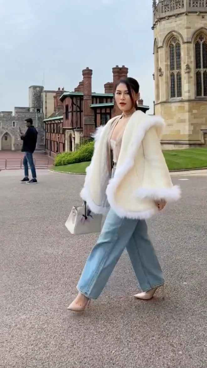 Ngọc Thanh Tâm để lộ sự giàu có với những outfit toàn hàng hiệu