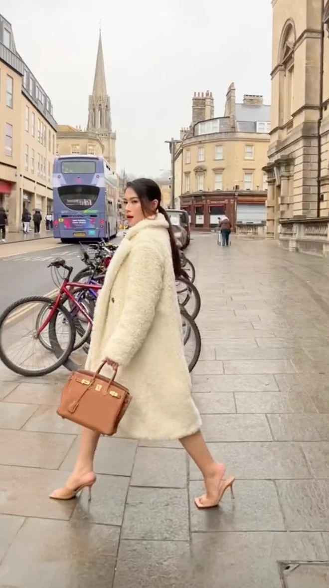 Trong đoạn clip, nữ rich kid một lần nữa chứng minh độ giàu có cũng như chịu chơi của mình khi đắp hàng loạt đồ hiệu lên người.