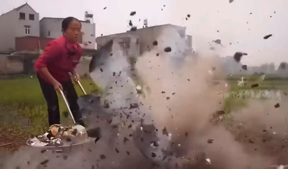 Với những ai thường xuyên theo dõi các video trên Youtube, Facebook... chắc chắn không xa lạ gì với cái tên Bà Tân Vlog - Youtuber nổi đình nổi đám như một hiện tượng mạng xã hội nhờ những video chuyên về nấu các món ăn "siêu to khổng lồ".