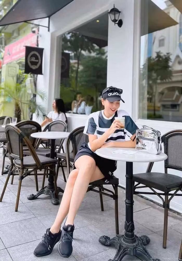 Ngay cả ngoài đời thường, cô nàng sinh năm 1990 cũng có gu thời trang khiến nhiều người chú ý.