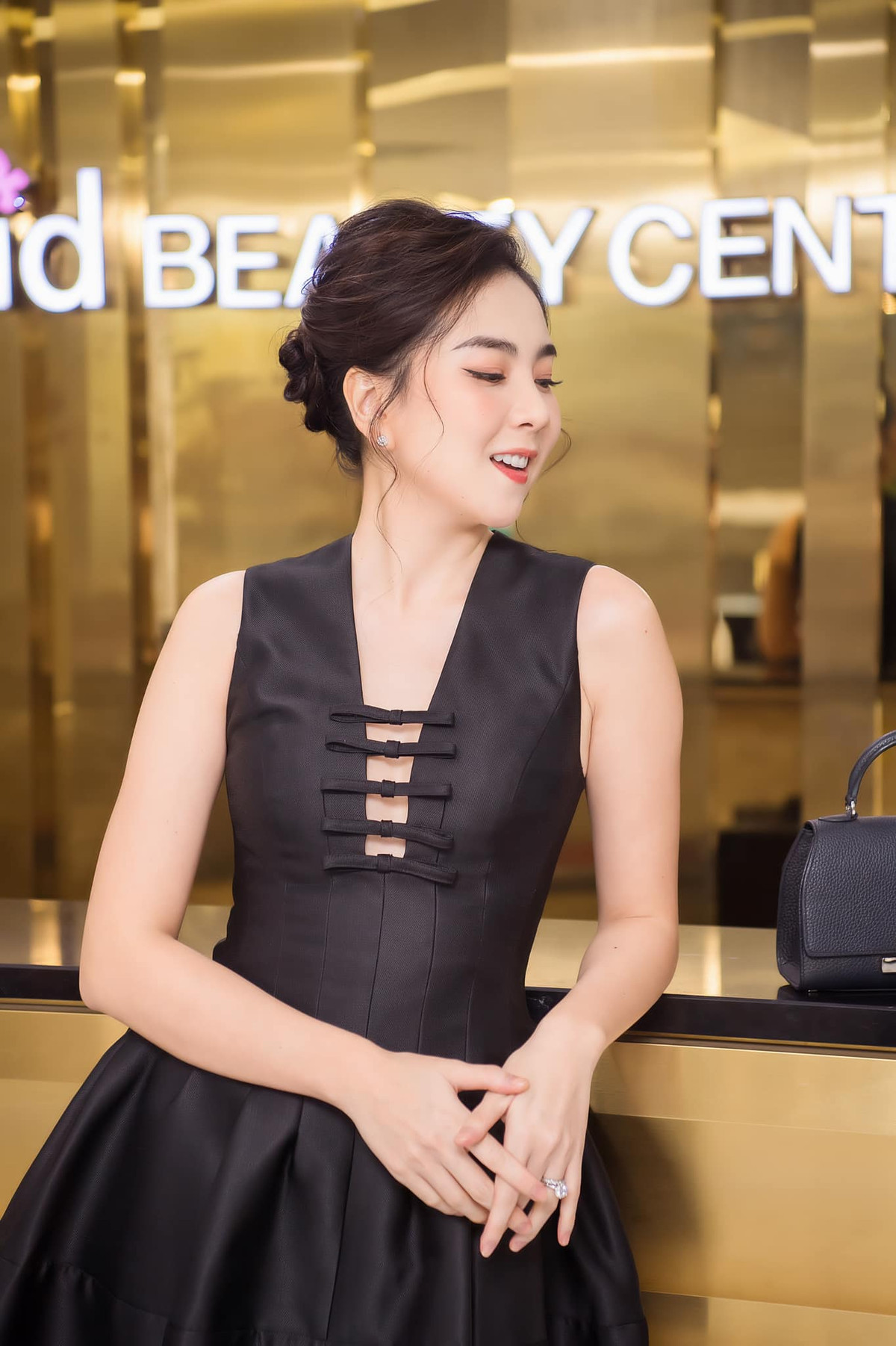 Trên trang cá nhân mới đây, "cô gái thời tiết" chia sẻ hình ảnh khoe vóc dáng thon gọn, vòng eo nhỏ và đặc biệt là đôi chân dài miên man.