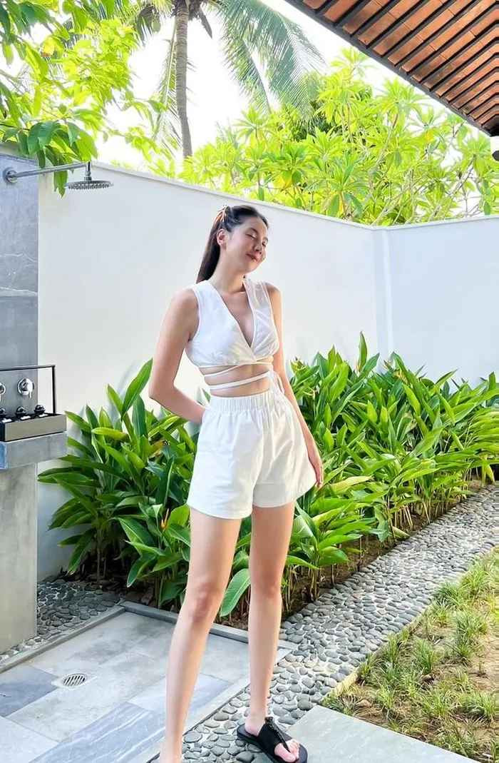 "Khi không lên hình, tôi muốn có nét tính cách riêng của mình thể hiện qua những bộ trang phục. Tôi là một cô gái rất điệu, nhưng không đến mức điệu đà mà phù hợp với hoàn cảnh", Mai Ngọc bật mí về phong cách thời trang của mình.