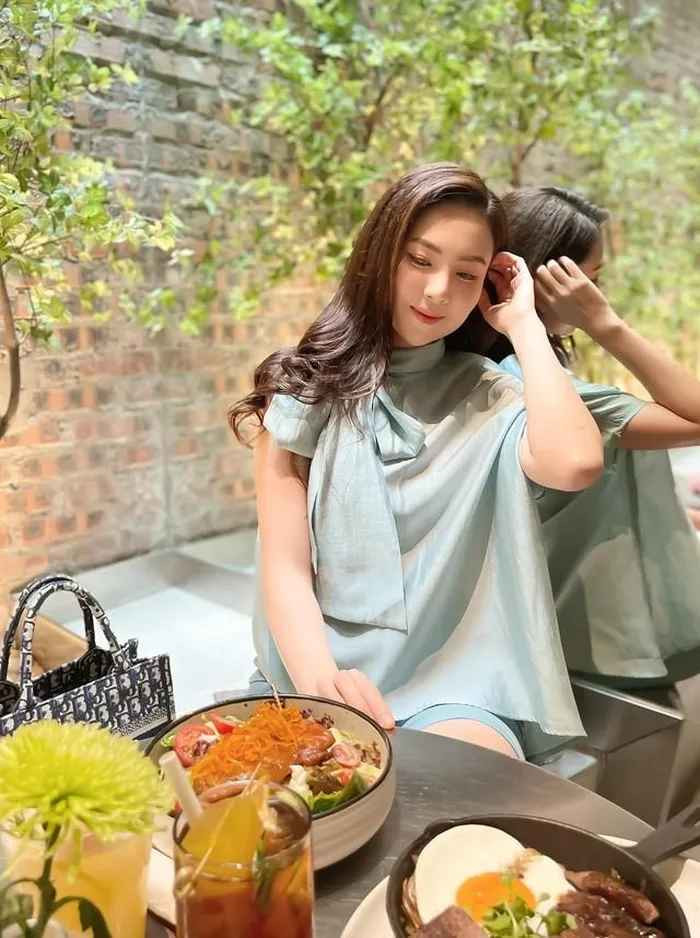 Điều này làm nữ MC cảm thấy rất hạnh phúc, bởi cô không bị đóng khuôn trong những bộ đồ công sở như quần âu, váy ôm đơn giản...