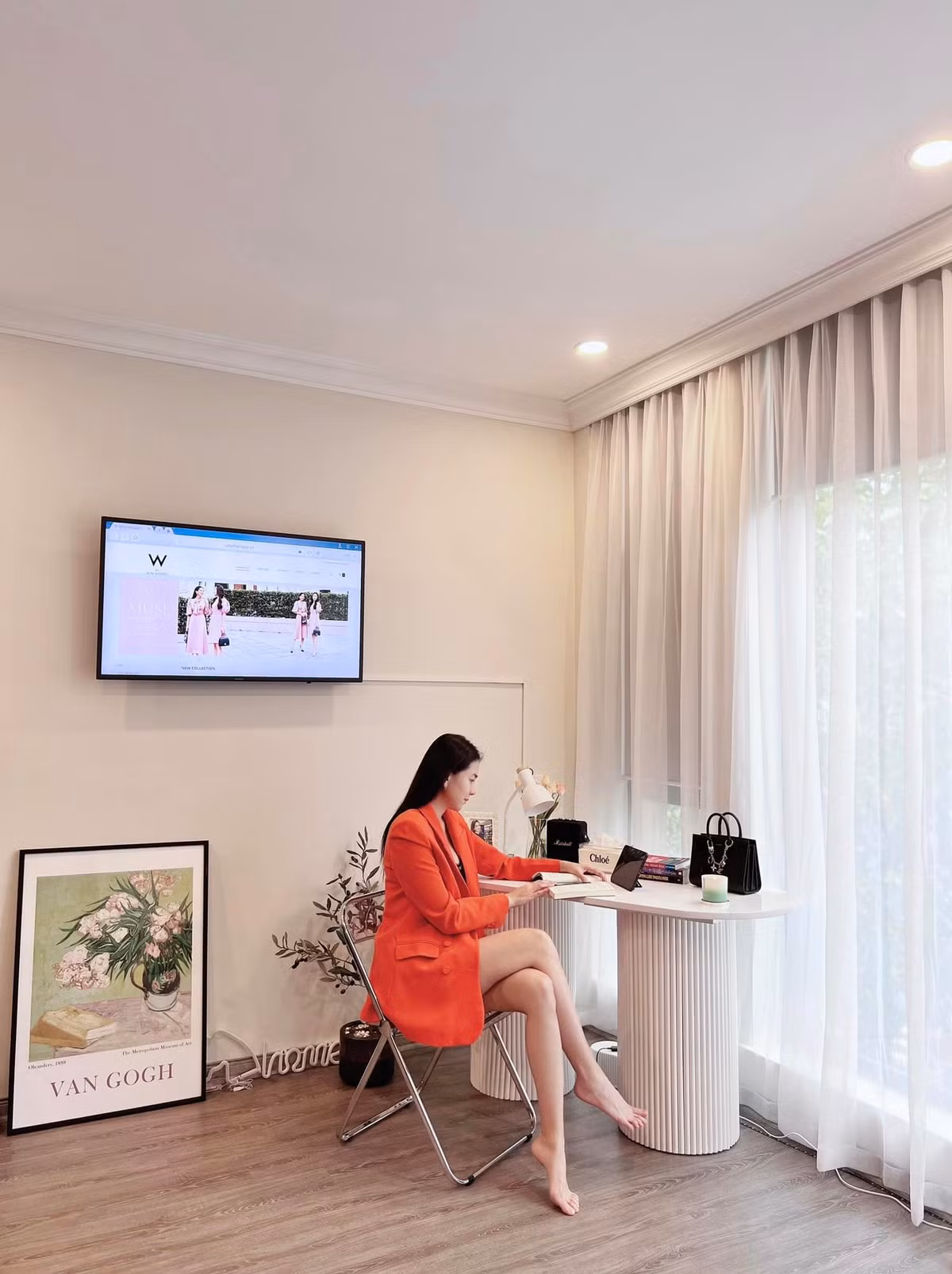 Được biết MC Mai Ngọc sở hữu chiều cao đáng ngưỡng mộ là 1m72. Dù đã cán mốc 32 tuổi nhưng cô vẫn sở hữu nhan sắc ngọt ngào, trẻ trung.