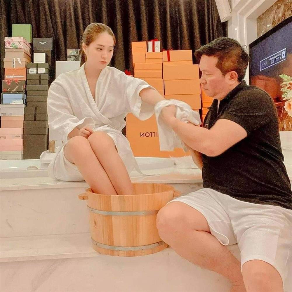 Đoàn Di Băng từ nữ ca sĩ mới chớm trở thành nữ doanh nhân, quản lý nhà hàng của chồng tặng. Sau đó, cô sáng lập thương hiệu mỹ phẩm và chuyên tâm kinh doanh dưới sự hậu thuẫn của chồng.