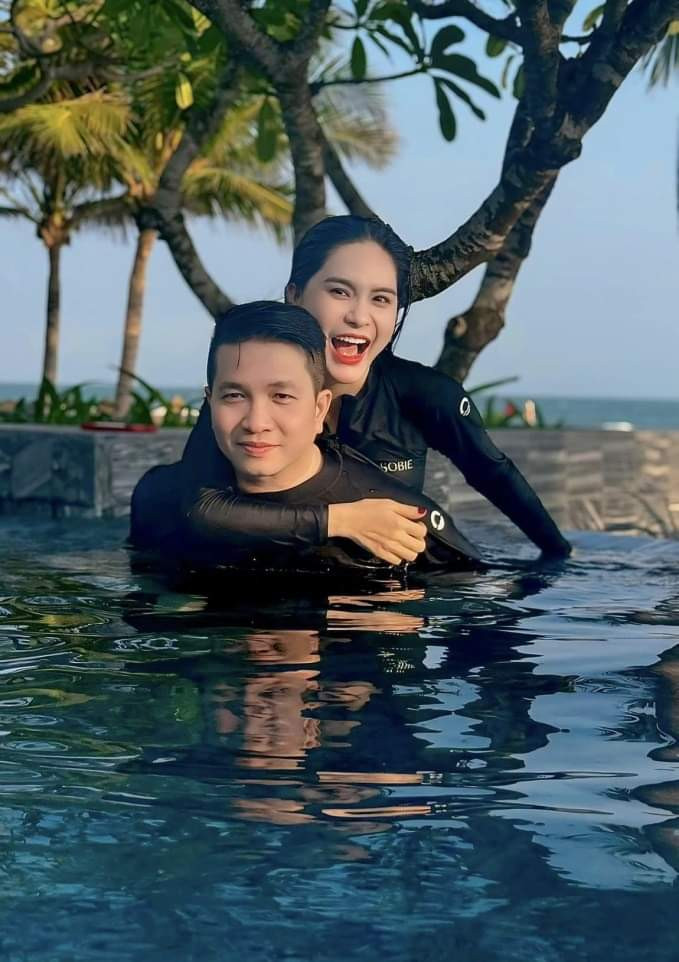 Nhìn những hình ảnh Di Băng và chồng đăng tải trên mạng xã hội, ai cũng phải khâm phục vì độ mùi mẫn, tình cảm vẫn mặn nồng như thuở mới yêu.