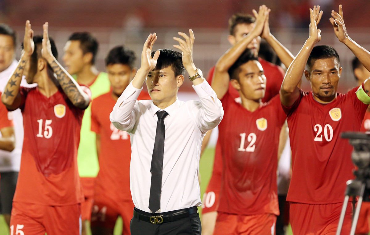 Để thể hiện sự thân thiện và tâm huyết với đội bóng TP HCM, ngay trong trận đấu đầu trên SVĐ Thống Nhất, Công Vinh cùng các cầu thủ chạy quanh sân cảm ơn khán giả. Và sau đó nó trở thành văn hóa của CLB dù cho thành tích thi đấu ra sao.