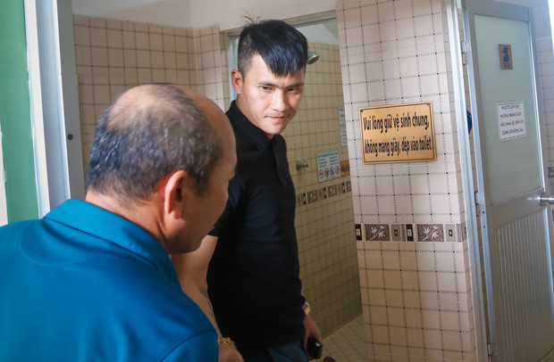 Công Vinh cũng sửa sang nhà vệ sinh sân Thống Nhất để phục vụ tốt nhất cho khán giả.