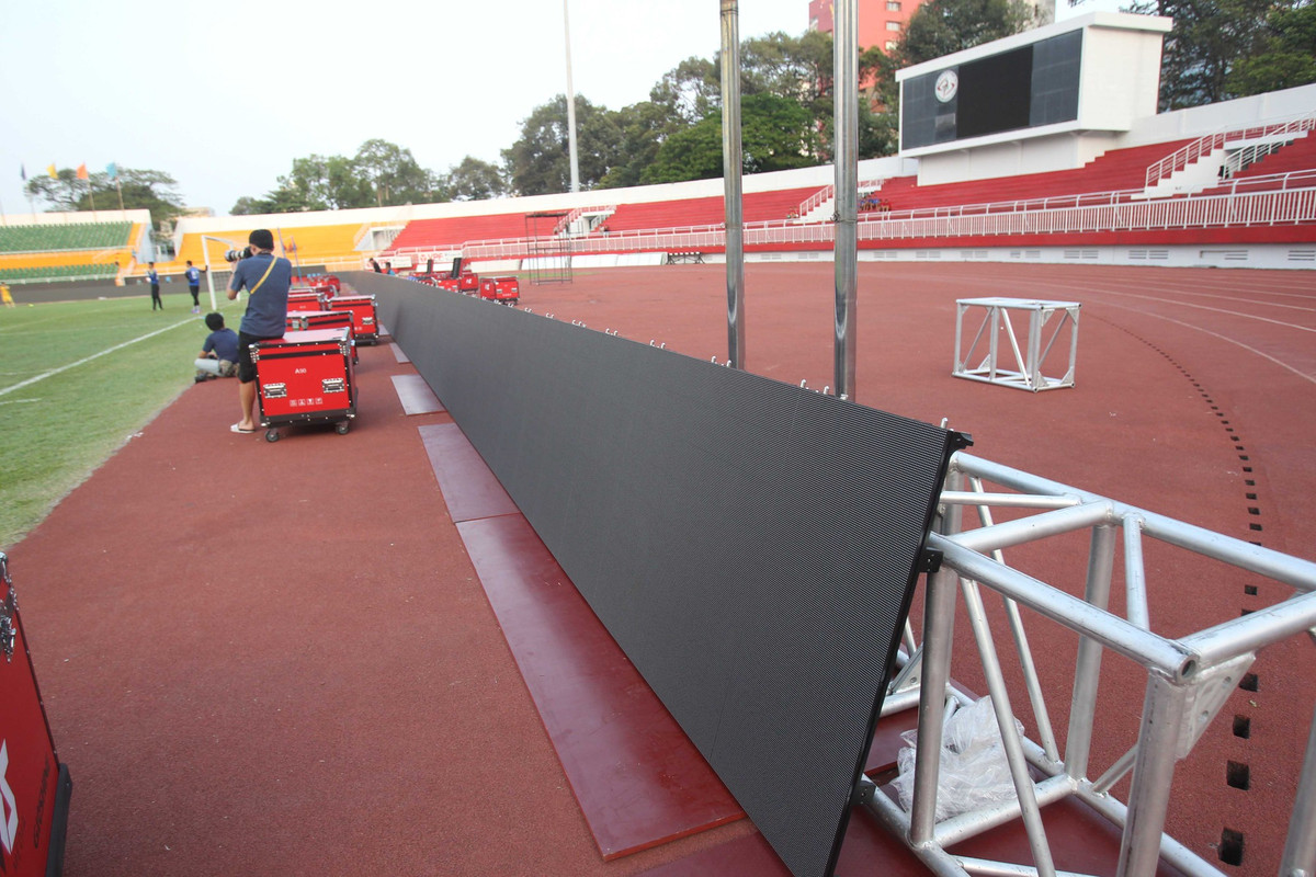 TP HCM cũng là CLB đầu tiên tại V.League chịu chơi khi thay toàn bộ biển quảng cáo truyền thống bằng màn hình led chẳng kém các CLB tại châu Âu.