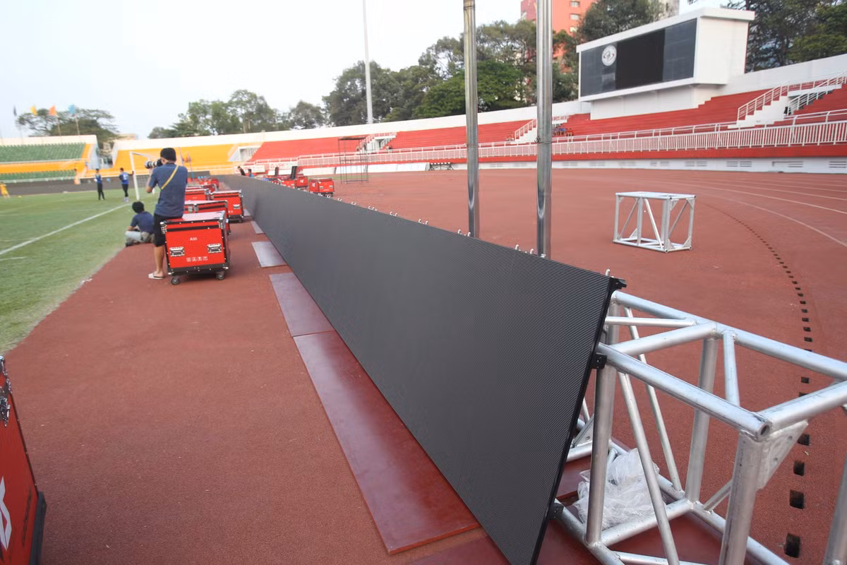 TP HCM cũng là CLB đầu tiên tại V.League chịu chơi khi thay toàn bộ biển quảng cáo truyền thống bằng màn hình led chẳng kém các CLB tại châu Âu.