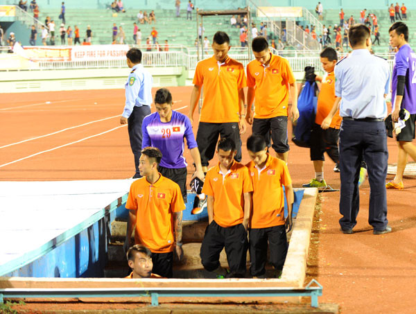 Chưa dừng lại, CV9 tiếp tục công việc chỉnh trang SVĐ Thống Nhất bằng việc thiết kế đường hầm xuống phòng thay đồ cho các cầu thủ.