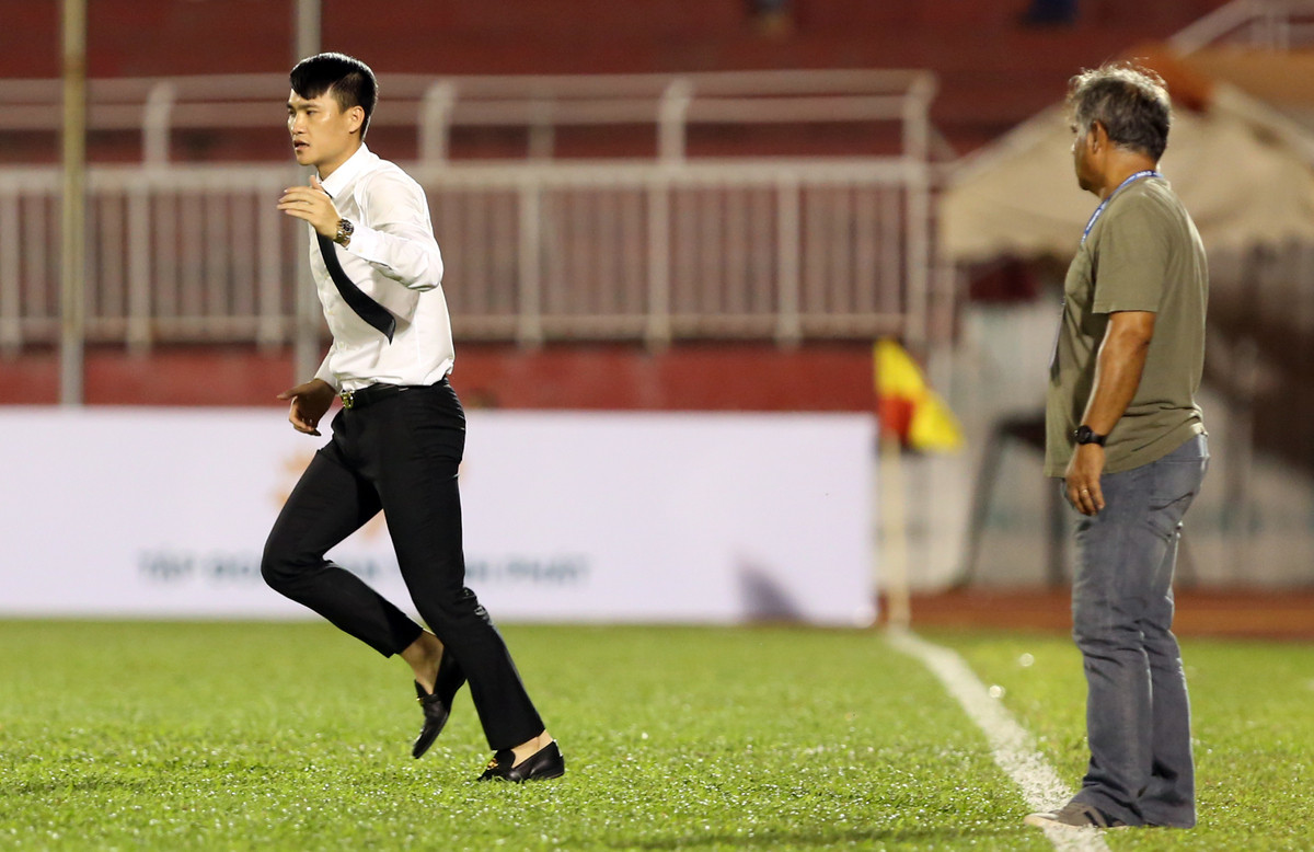 Vợ chồng Công Vinh Thủy Tiên thể hiện được tầm lãnh đạo của mình bằng việc dù đội bóng có thua nhưng vẫn thưởng khích lệ tinh thần.