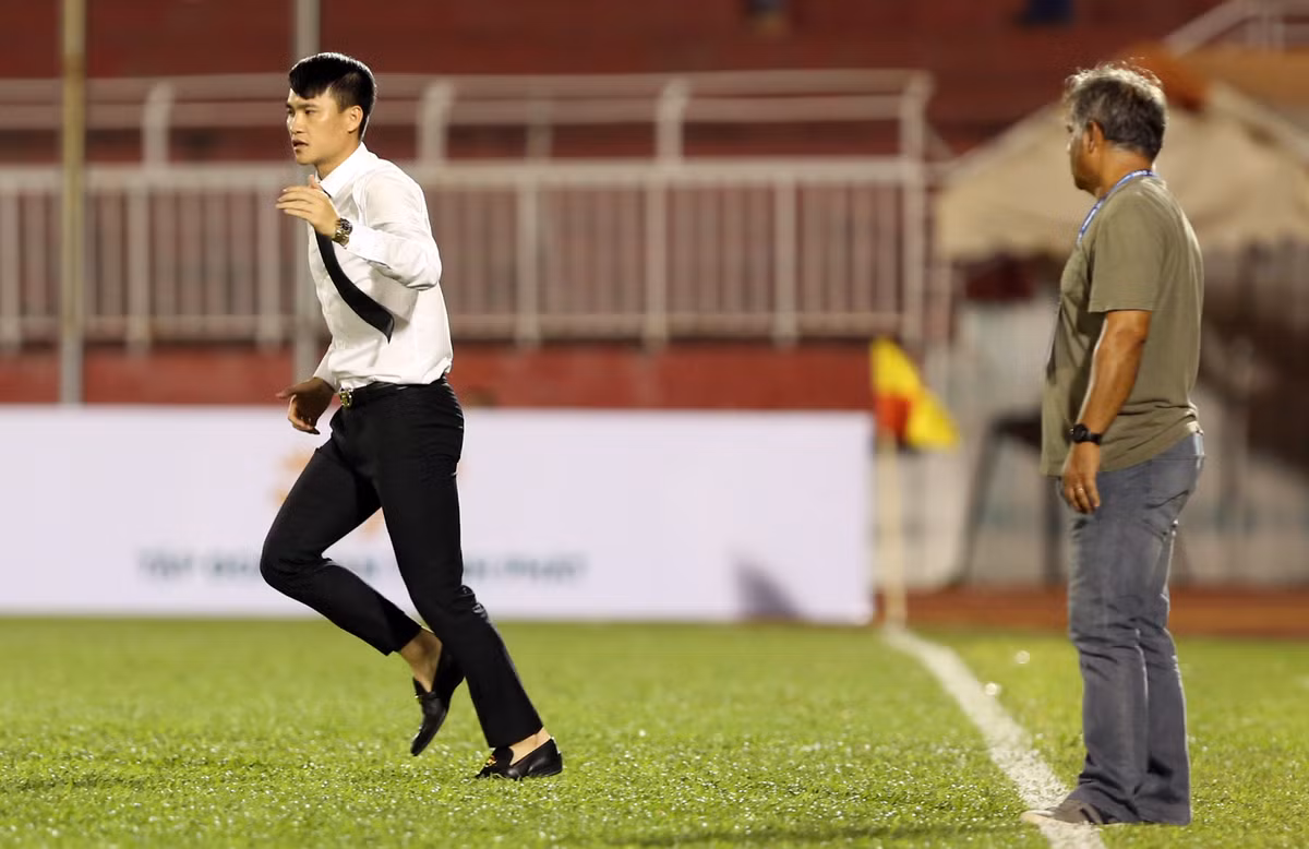 Vợ chồng Công Vinh Thủy Tiên thể hiện được tầm lãnh đạo của mình bằng việc dù đội bóng có thua nhưng vẫn thưởng khích lệ tinh thần.