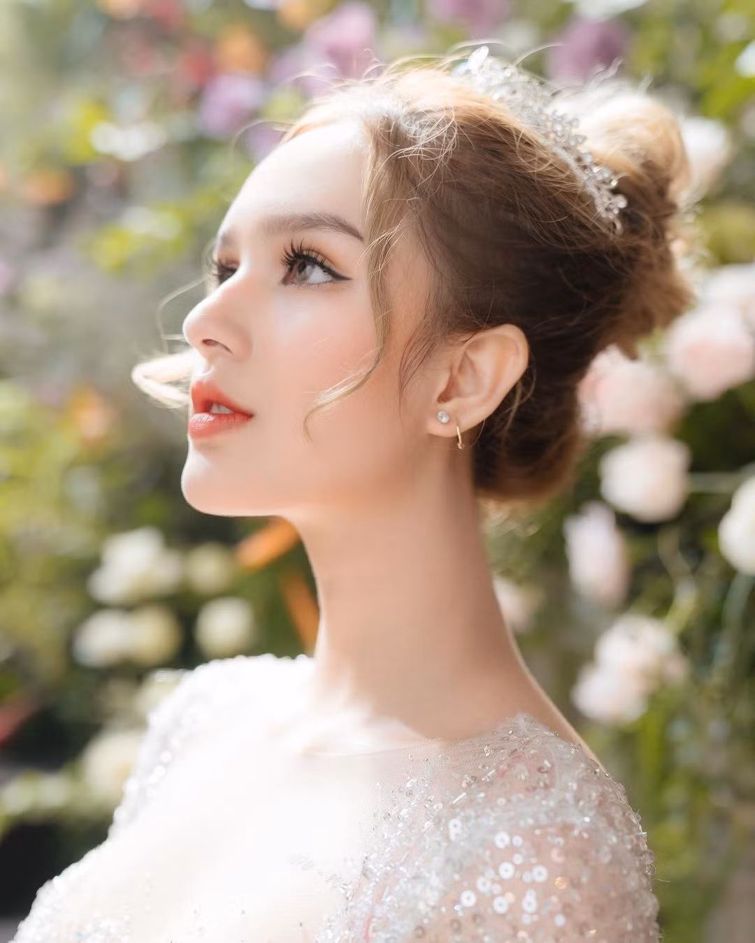 Có thể thấy Xoài Non có vẻ háo hức với việc... lấy chồng nhưng cách đây gần một năm, hot girl sinh năm 2002 đã chính thức lên xe hoa, về chung một nhà cùng Xemesis.