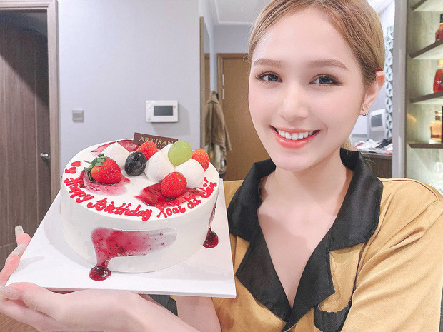 Trước đó khi vào dịp sinh nhật 18 tuổi, có lẽ đây là thời điểm đáng nhớ của vợ streamer Xemesis khi chàng streamer giàu nhất Việt Nam đã gửi lời chúc mừng sinh nhật đến vợ, khéo léo thông báo kết hôn với mọi người rằng "Xoài đã chín".