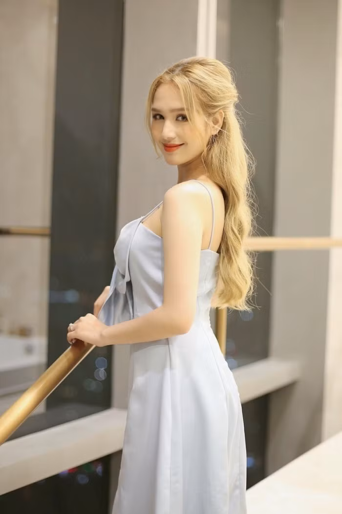 Cách đây chưa lâu, trên trang Facebook cá nhân hot girl Xoài Non đã chia sẻ những bức ảnh mới của mình trong một bộ váy cưới lộng lẫy.