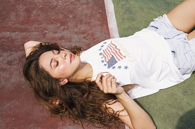 Teela Ý Nhi (Quách Ý Nhi, sinh năm 1994) là hot girl Buôn Mê Thuột. 9X từng được nhiều người nhầm là con lai nhờ gương mặt đậm nét Tây, sống mũi cao, đôi mắt sâu và làn da ngăm khỏe khoắn.