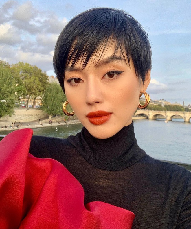 Nhan sắc của Khánh Linh thay đổi khá nhiều so với hồi mới nổi tiếng, điển hình như phần cằm thon gọn, sống mũi cao và đôi môi căng mọng.