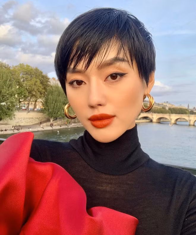 Nhan sắc của Khánh Linh thay đổi khá nhiều so với hồi mới nổi tiếng, điển hình như phần cằm thon gọn, sống mũi cao và đôi môi căng mọng.