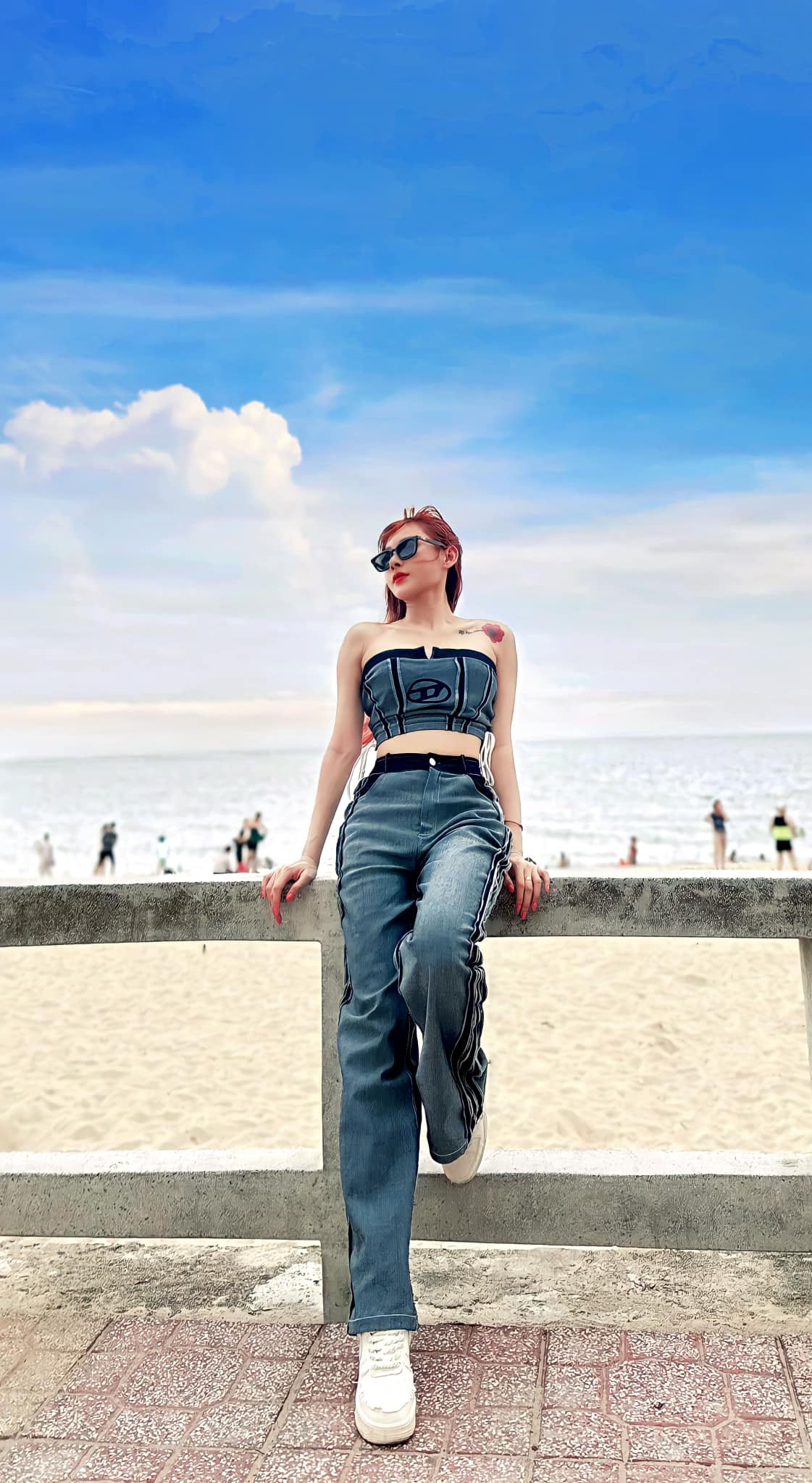 Trên trang Facebook cá nhân, nữ DJ này cũng thường xuyên chia sẻ hình ảnh mặc váy cưới, váy công chúa khi chơi nhạc. Cô mong muốn hướng tới nhiều hình ảnh, phong cách khác nhau khi làm nghề và không theo đuổi phong cách gợi cảm như mọi người thường mặc định về công việc này.