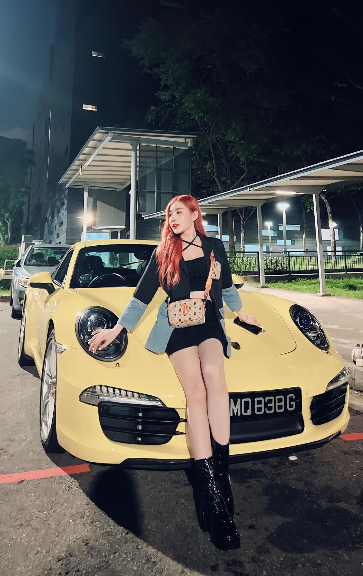 Thế nên, nhiều người cho rằng việc người đẹp quê Cà Mau mặc áo dài khi làm DJ là không phù hợp. "Có lố quá không khi mặc áo dài làm DJ", "Có kín đáo, mới mẻ thật đó nhưng hình ảnh này không hợp khi làm nghề này", "Tôi thấy xinh mà",... là những bình luận của cư dân mạng.