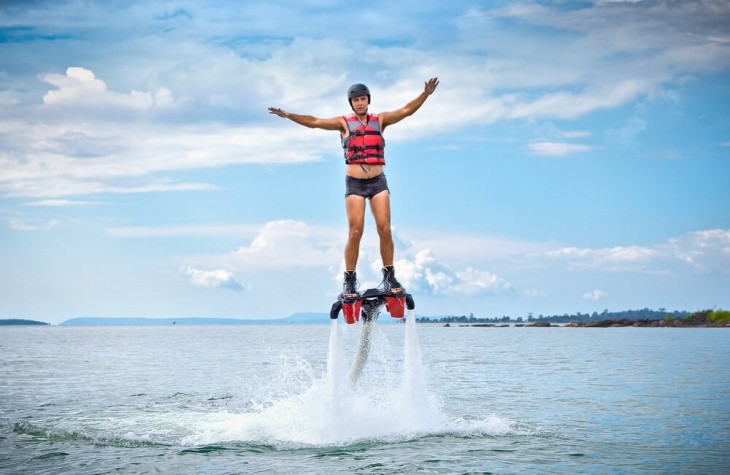 Người tham gia Flyboard sẽ là người điều khiển toàn bộ các thiết bị để giữa mình treo trên cao lâu nhất có thể. Ảnh minh họa.