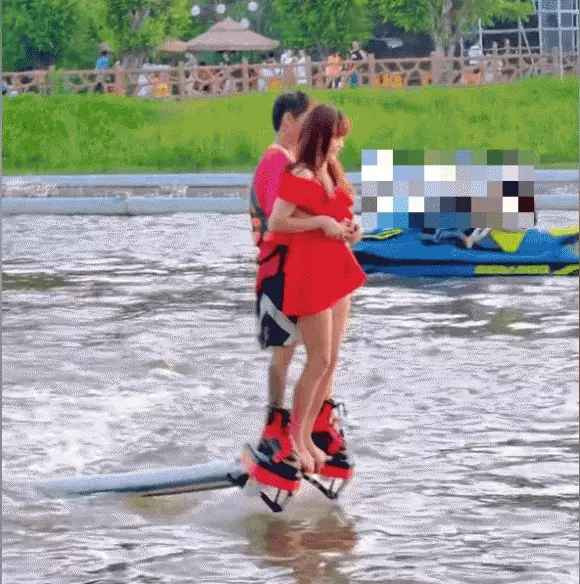 Mới đây, hình ảnh một cô gái tham gia chơi flyboard nhưng lại có màn ăn mặc quyến rũ dẫn đến việc "lộ hàng" thu hút sự chú ý của netizen.