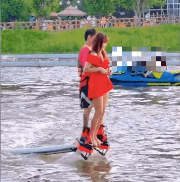 Mới đây, hình ảnh một cô gái tham gia chơi flyboard nhưng lại có màn ăn mặc quyến rũ dẫn đến việc "lộ hàng" thu hút sự chú ý của netizen.