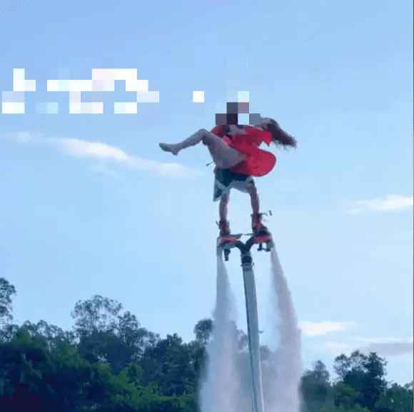 Tuy nhiên, bởi vì người phụ nữ mặc chiếc váy ngắn cũn cỡn, quần áo trên người cũng dịch chuyển dưới sự xoay chuyển liên tục của nhân viên, để lộ hết “nội y” khiến mọi người khá xấu hổ.