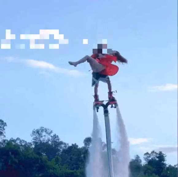 Tuy nhiên, bởi vì người phụ nữ mặc chiếc váy ngắn cũn cỡn, quần áo trên người cũng dịch chuyển dưới sự xoay chuyển liên tục của nhân viên, để lộ hết “nội y” khiến mọi người khá xấu hổ.