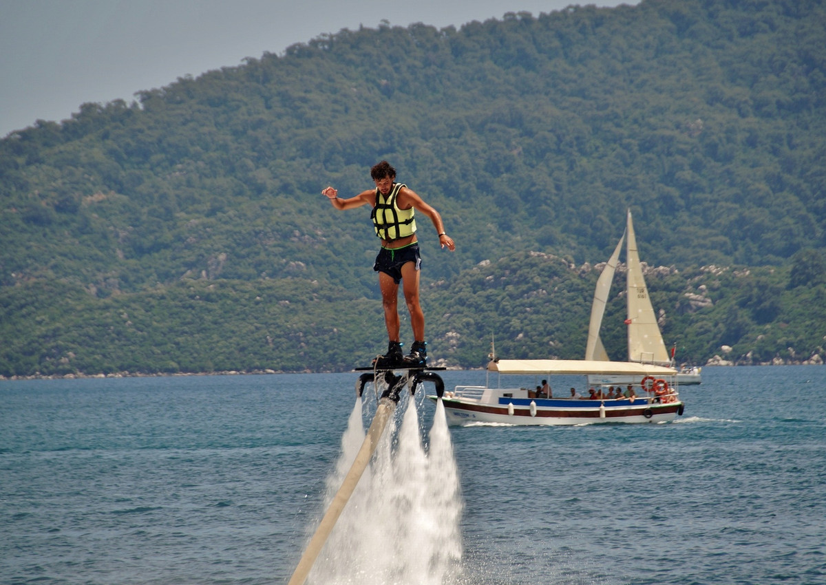 Flyboard là môn thể thao mạo hiểm trên biển đang được phổ biến rộng khắp thế giới. Ảnh minh họa.