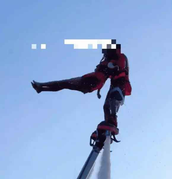 Để khách du lịch có trải nghiệm tốt hơn, người đàn ông hướng dẫn viên đã trực tiếp ôm lấy người cô gái và nhanh chóng bay vòng trên không trung. Vì quán tính, hai chân của người phụ nữ văng ra ngoài, rất may đã có đồ bảo hộ và có người đàn ông ôm từ phía sau.