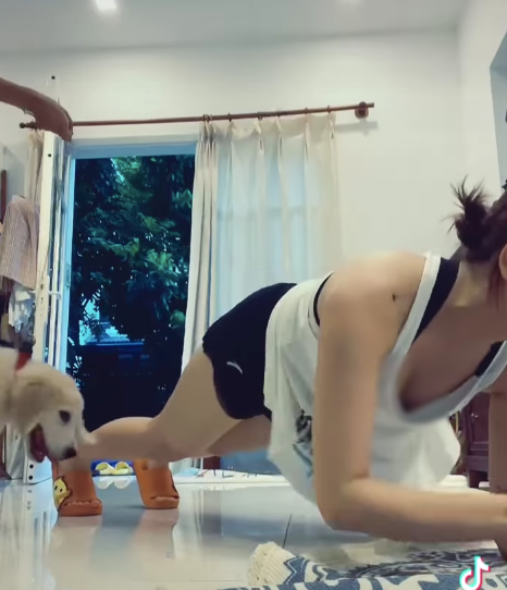 Mới đây, hot girl Thanh Hóa tiếp tục khoe video cô tập chống đẩy, hít đất ở nhà trong mùa dịch cùng với dòng chia sẻ: "Khi bạn muốn thể dục thể thao. Và cún của bạn cũng muốn thế".