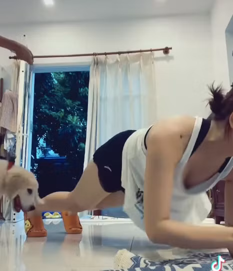 Mới đây, hot girl Thanh Hóa tiếp tục khoe video cô tập chống đẩy, hít đất ở nhà trong mùa dịch cùng với dòng chia sẻ: "Khi bạn muốn thể dục thể thao. Và cún của bạn cũng muốn thế".