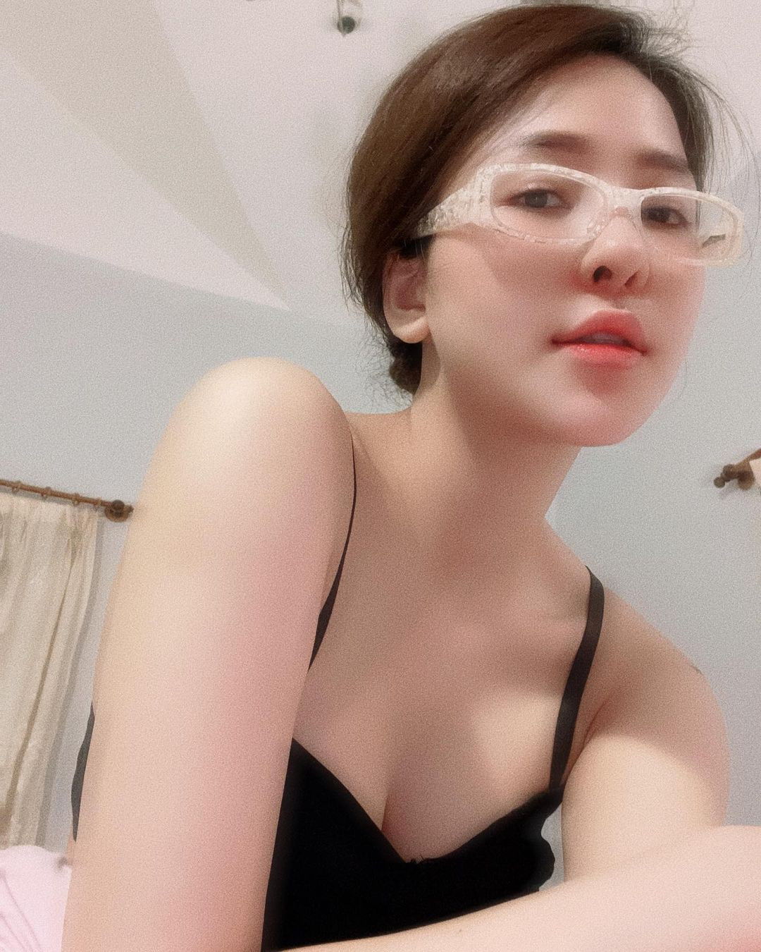 Ngoài ra, việc để hướng chiếc máy quay ở vị trí nhạy cảm ghi trọn được khoảnh khắc từng động tác tập của Trâm Anh khiến nhiều người cho rằng, cô nàng đang cố tình khoe mẽ cơ thể chứ không hề có ý định tập luyện gì.