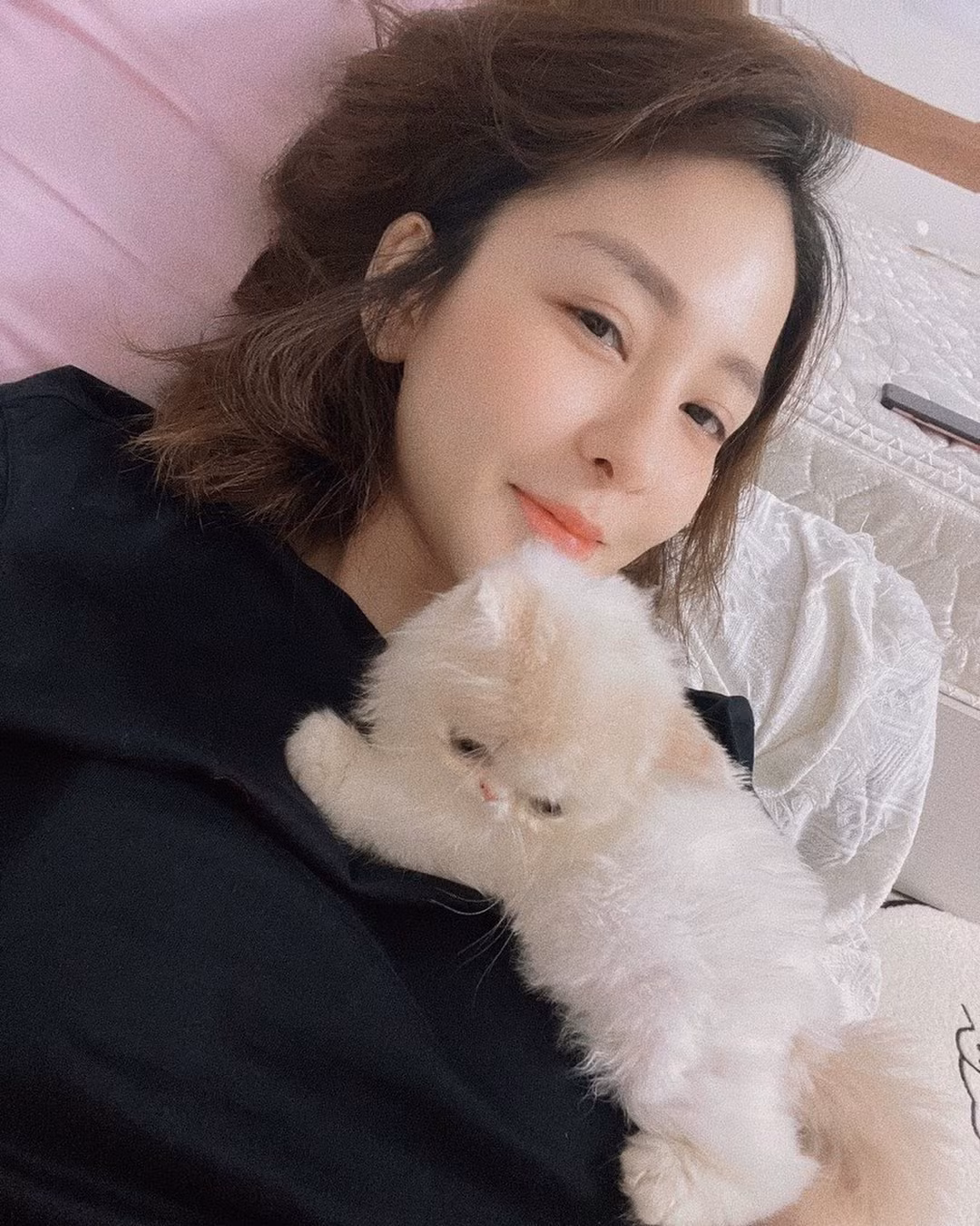 Bằng chứng tiếp theo cho rằng Trâm Anh tập thể dục là "làm màu" khi cô nàng không hề trải thảm đồng thời còn đeo dép trong lúc tập mà không phải bằng giày thể thao.