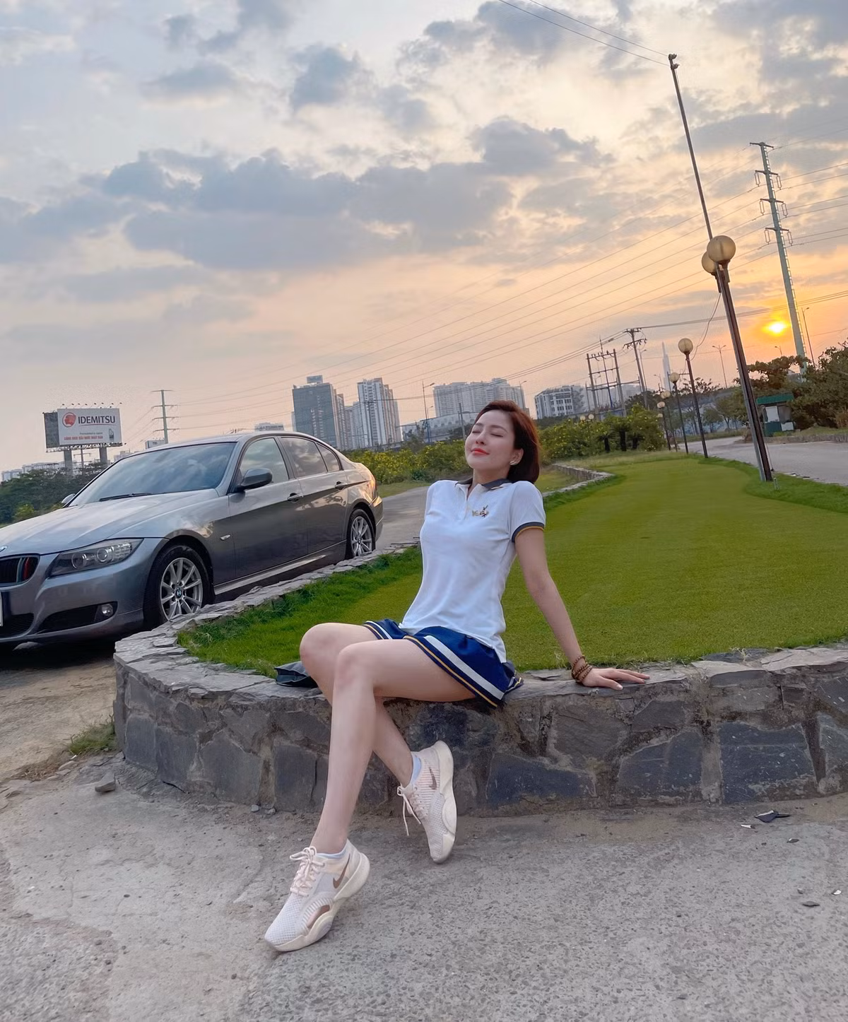 Trước đó, Trâm Anh cũng khiến không ít fan chú ý với hình ảnh gợi cảm trong trang phục áo hai dây khoe vòng 1.