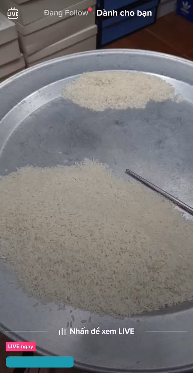 Chẳng biết bắt đầu từ đâu, do ai khởi xướng nhưng khắp cõi mạng những ngày ở nhà giãn cách xã hội các bạn trẻ rần rần rủ nhau livestream đếm gạo. Lý do được đưa ra cho trend này khá đơn giản nhưng lại vô cùng ý nghĩa và đáng yêu: nhắc nhở mọi người thà ở nhà đếm gạo còn hơn ra đường để góp phần đẩy lùi con Cô Vy và sớm trở về cuộc sống bình thường.