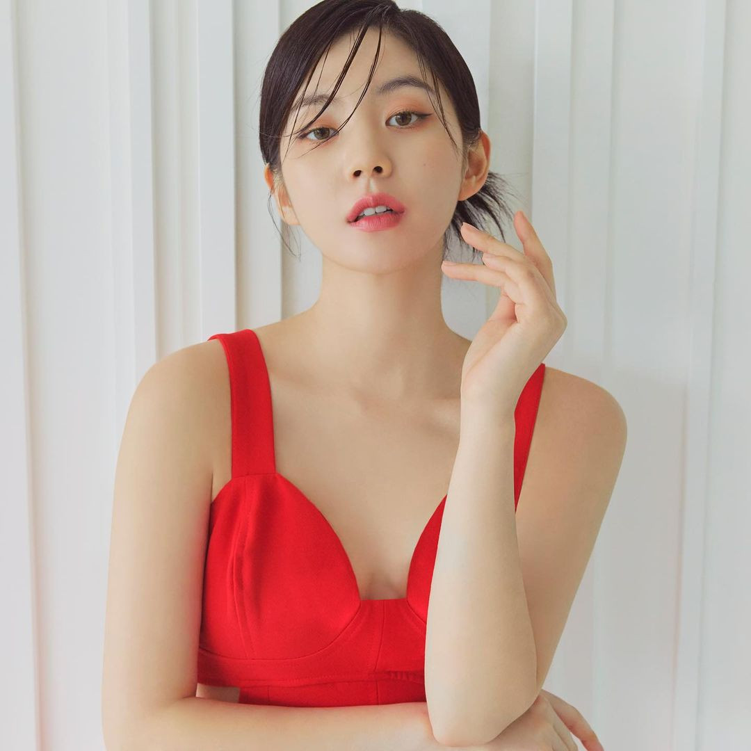 Gái xinh sinh năm 1989 từng hoạt động tích cực với vai trò người mẫu ảnh áo tắm, nội y. Ngoài ra, Rock Cha Eun có tham gia thi Hoa hậu Hàn Quốc 2013. Hiện tại cô tập trung nhiều hơn cho công việc kinh doanh.