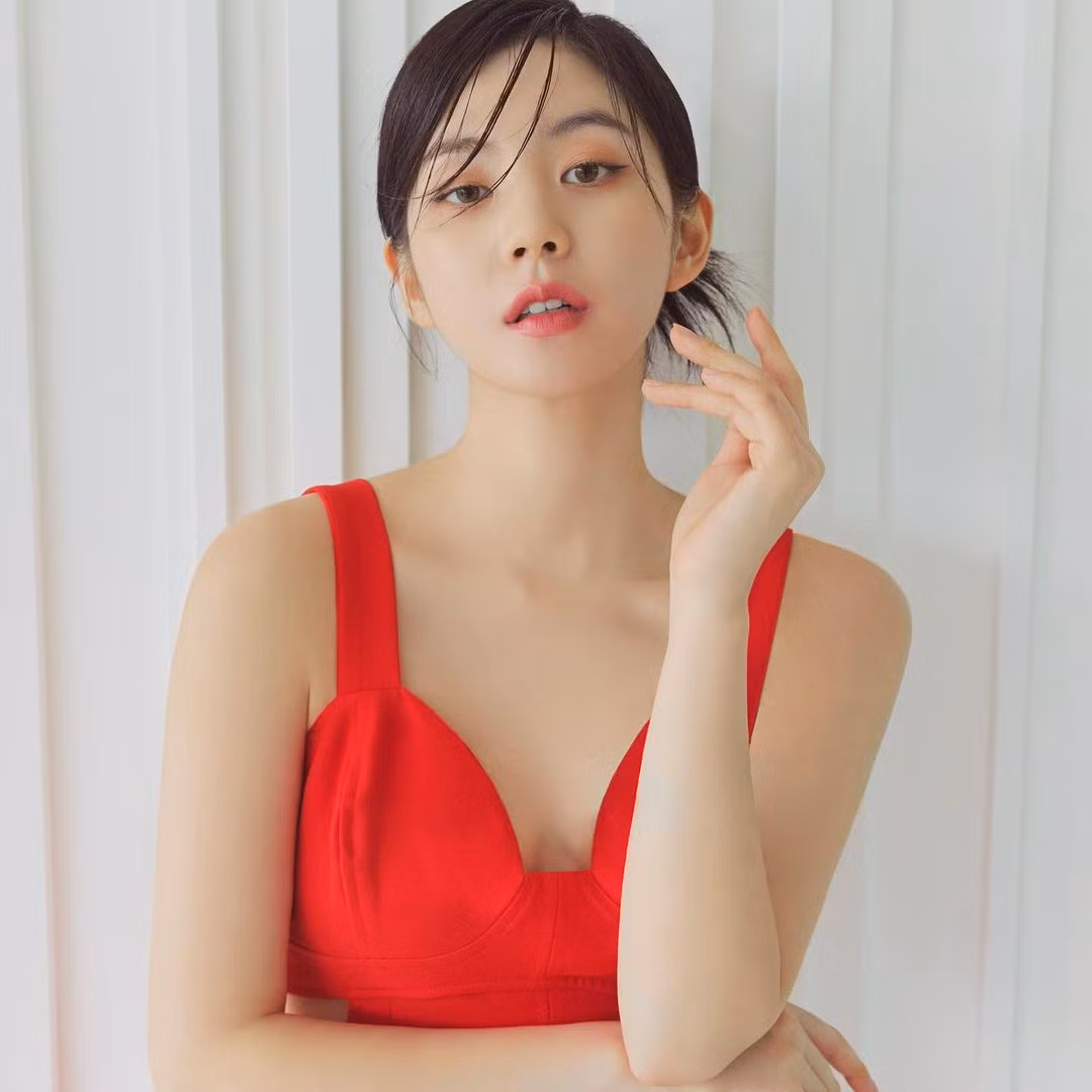 Gái xinh sinh năm 1989 từng hoạt động tích cực với vai trò người mẫu ảnh áo tắm, nội y. Ngoài ra, Rock Cha Eun có tham gia thi Hoa hậu Hàn Quốc 2013. Hiện tại cô tập trung nhiều hơn cho công việc kinh doanh.