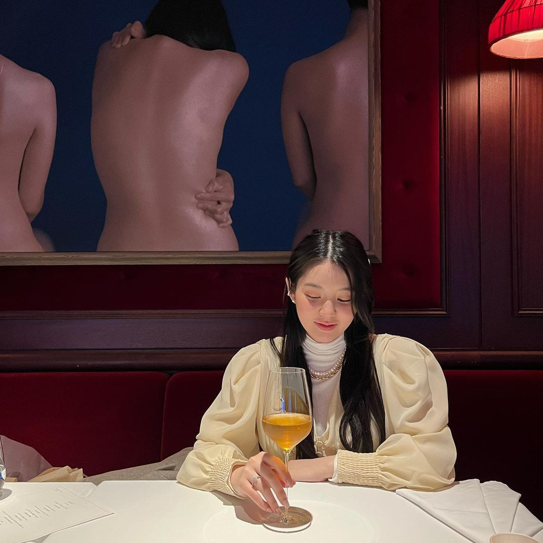 Ngoài ra, người đẹp áp dụng chế độ ăn uống khoa học, chú ý đến lượng calo nạp vào cơ thể. Tâm lý thường thấy là bồi bổ cho mẹ sau sinh để có sữa cho con nhưng việc nạp dư thừa sẽ gây tăng cân.