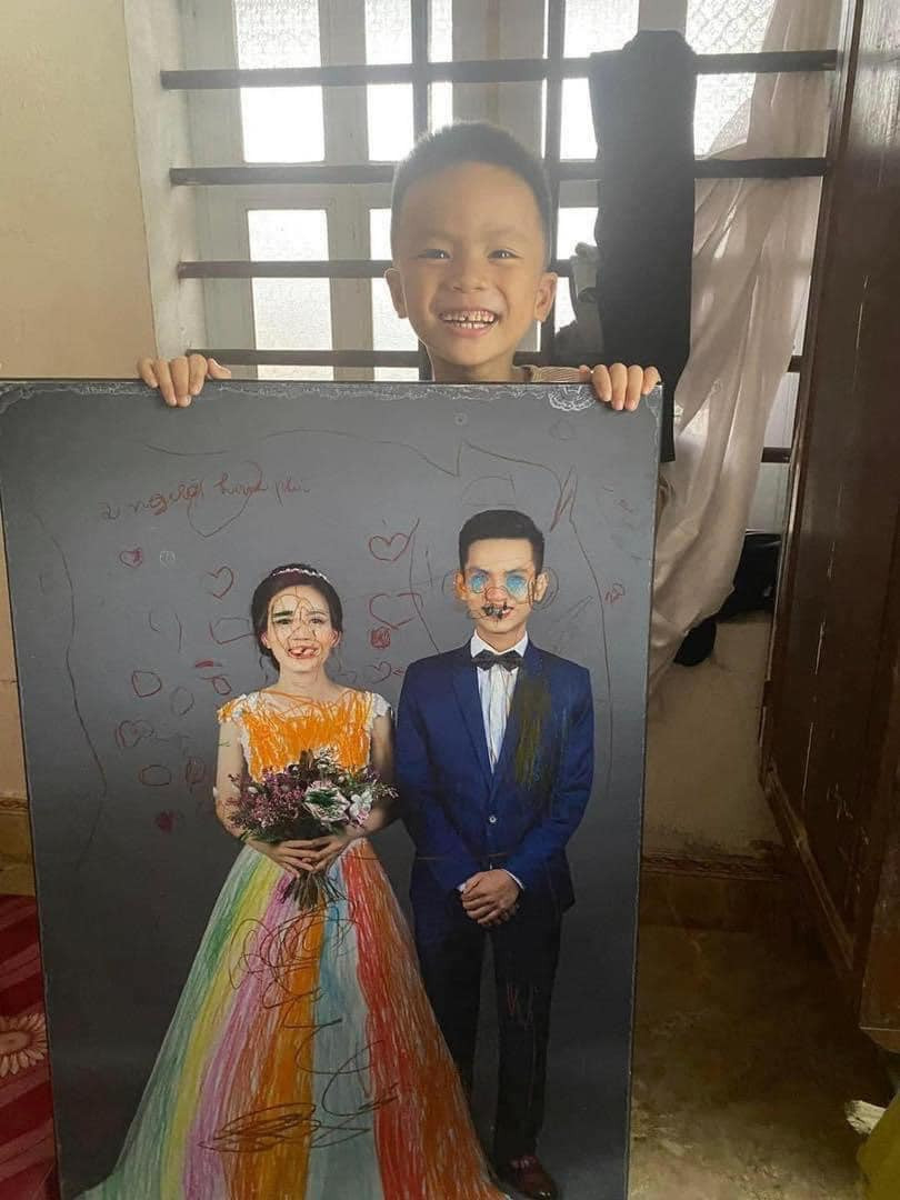 Phía dưới phần bình luận, nhiều netizen tếu táo cho rằng, bức ảnh cưới đã khoác lên mình tấm áo mới khá màu sắc. Bên cạnh đó, nhiều người cũng vui vẻ cho biết, 2 nhóc tỳ của gia đình trên có khả năng hội họa tốt.