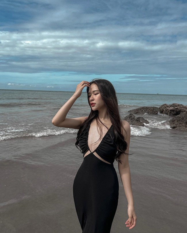 Trên trang cá nhân, Hồ Quyên chia sẻ nhiều bộ ảnh nghệ thuật ấn tượng.