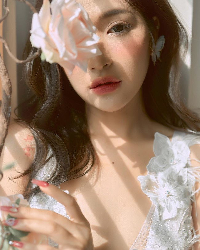 Hồ Quyên tên đầy đủ là Hồ Đắc Mỹ Duyên, sinh năm 1994, quê Đắk Lắk. Cô nàng là gương mặt nổi tiếng trên mạng xã hội với lượt theo dõi ấn tượng.